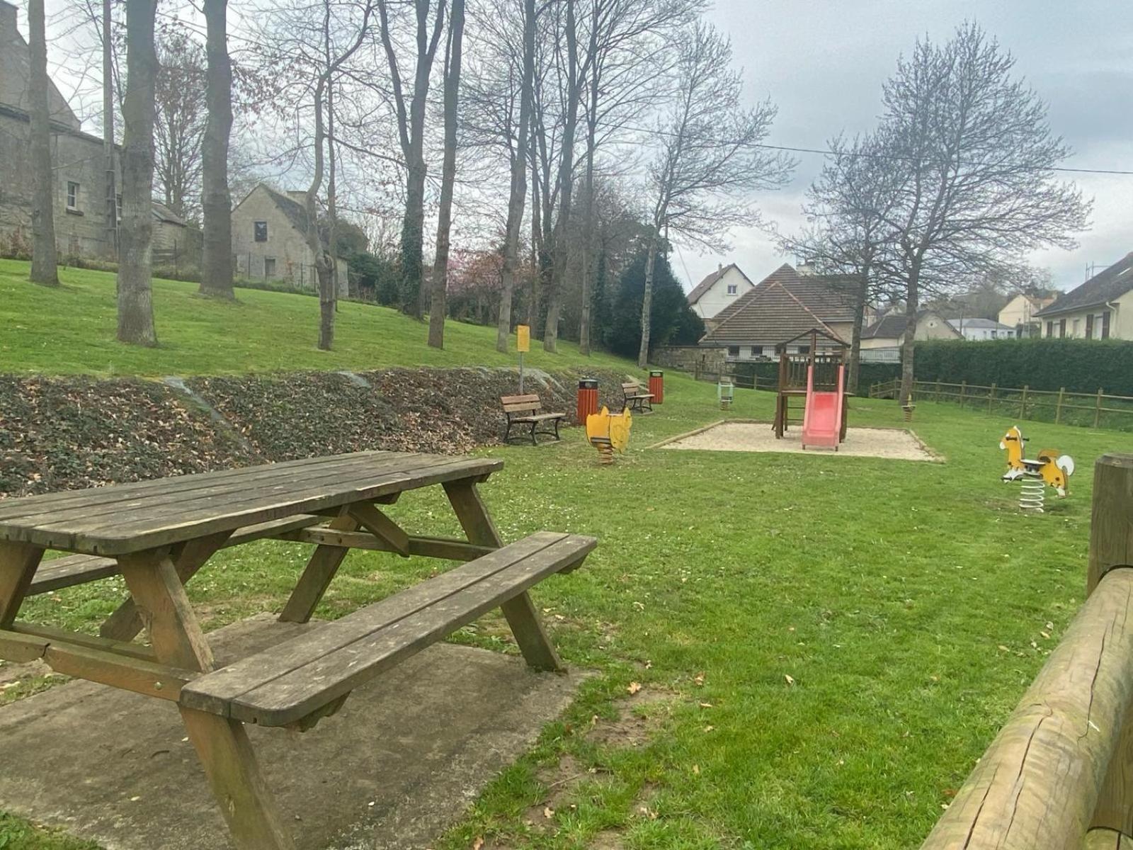Tilly-sur-Seulles Magnifique Chateau Renove Proche Bourg Grand Parc Belle Terrasse Billard, Ping Pong, Proche Bayeux Et Plages Du Debarquement מראה חיצוני תמונה